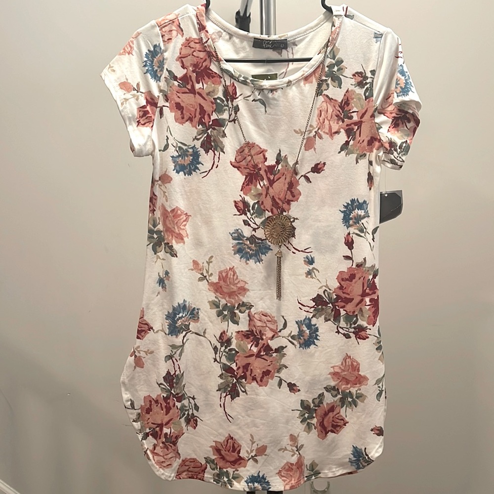 Women’s tunic with necklace